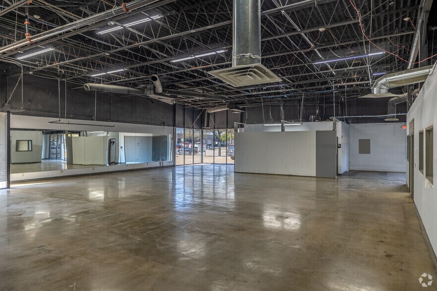 More Photos Of 1400 Summit Ave, Plano Showroom For Lease