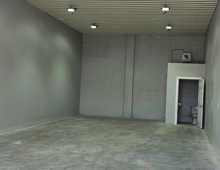 More Photos Of 5619 8th St W, Lehigh Acres Warehouse For Lease