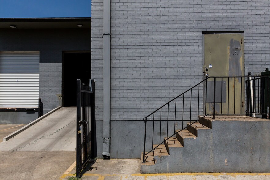 More Photos Of 1539 Round Table Dr, Dallas Light Manufacturing For Sale