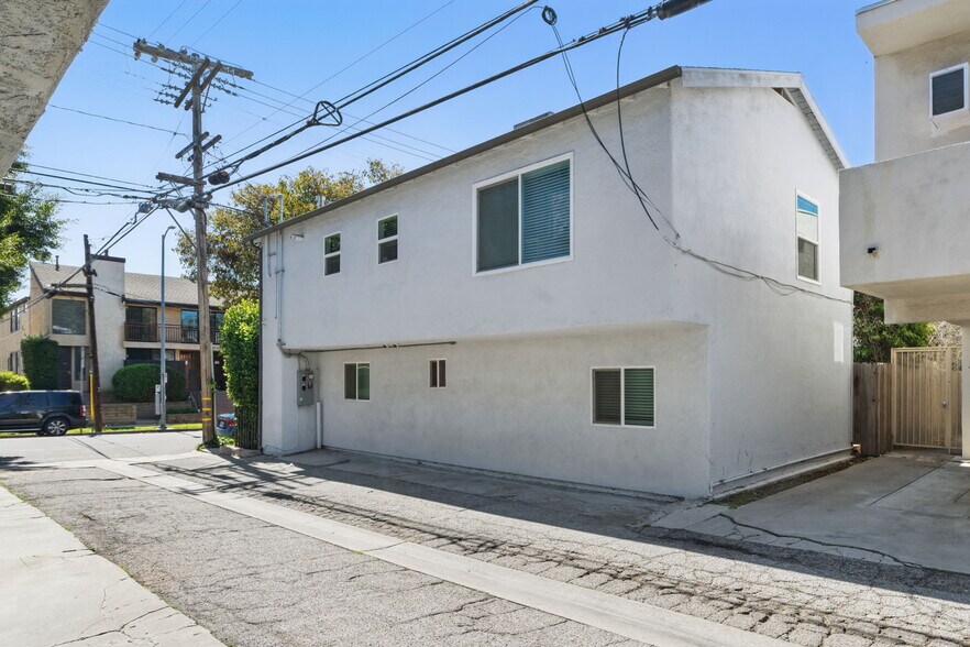 More Photos Of 11565 Iowa Ave, Los Angeles Apartments For Sale