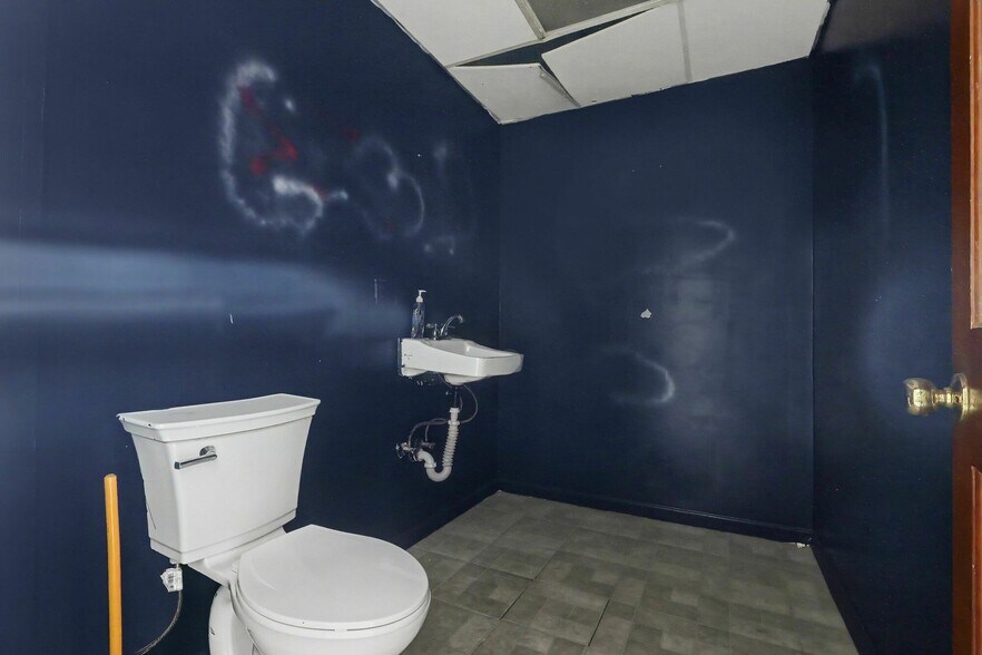 More Photos Of 1445 Cleveland Ave, East Point Showroom For Sale