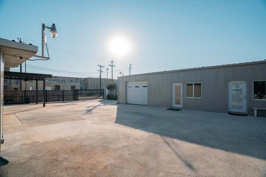 More Photos Of 1913 S Flores St, San Antonio Freestanding For Sale