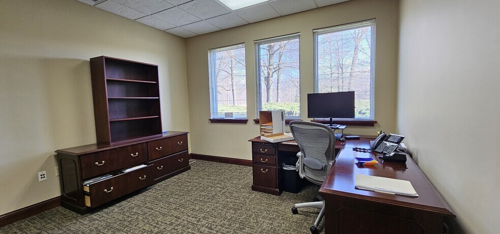 More Photos Of 7335 Crossleigh Ct, Toledo Office For Lease