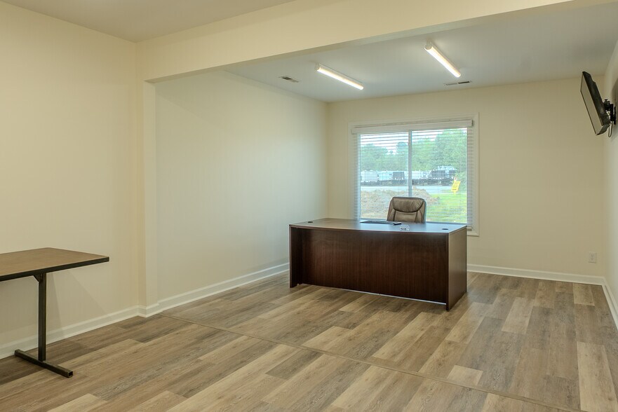 More Photos Of 6504 Burlington Rd, Whitsett Manufacturing For Lease