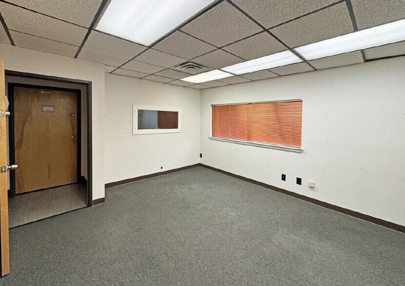 More Photos Of 2415 Princeton Dr NE, Albuquerque Flex For Sale