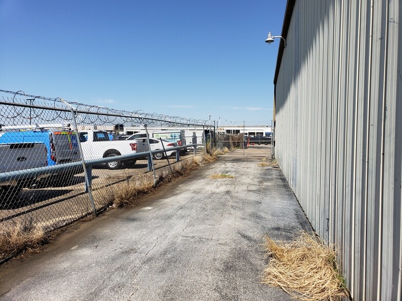 More Photos Of 3317 Inwood Rd, Dallas Auto Repair For Lease