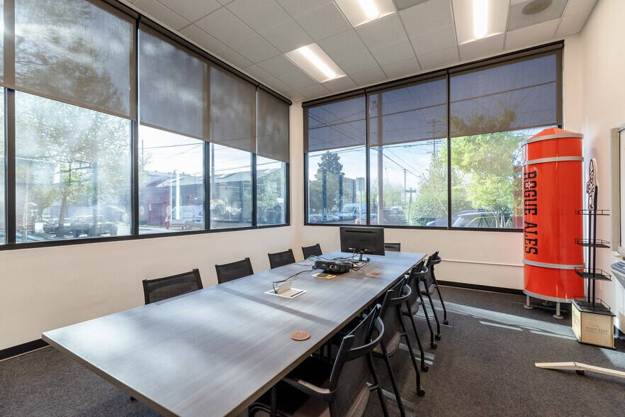 More Photos Of 721-731 SE Yamhill St, Portland Showroom For Lease