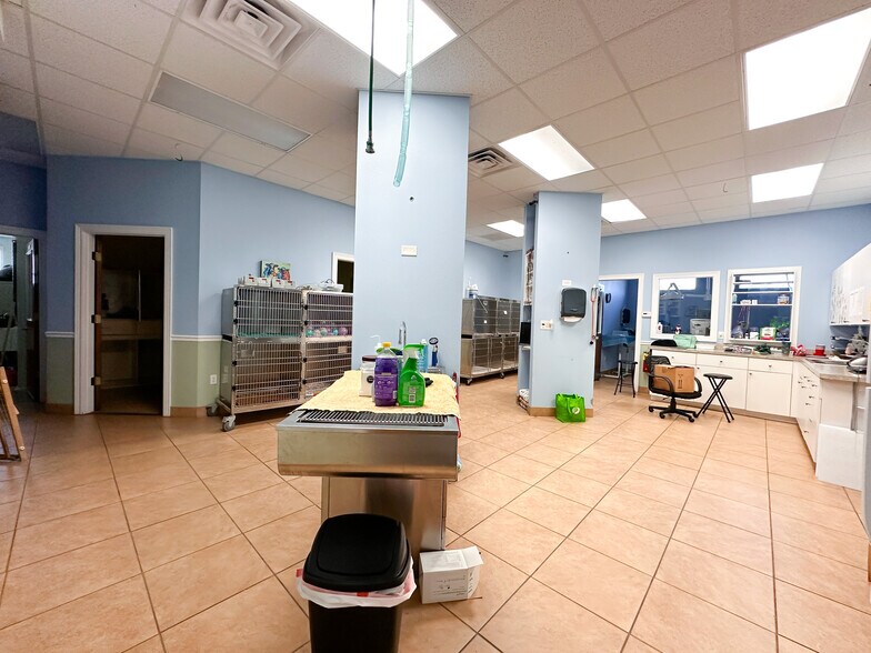 More Photos Of 6580 69th St, Vero Beach Veterinarian Kennel For Sale