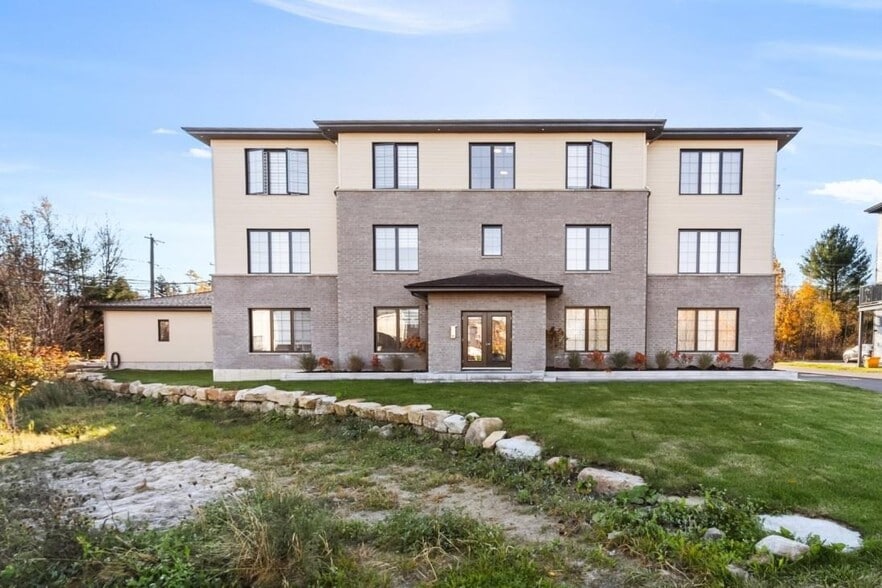 Primary Photo Of 13575 Rue Du Médoc, Mirabel Apartments For Sale