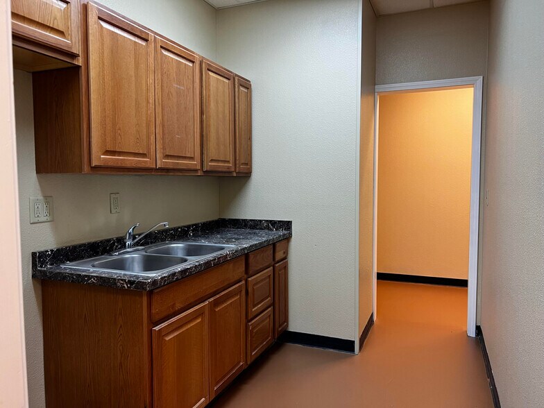 More Photos Of 1010 S Meadow Ave, Odessa Warehouse For Sale