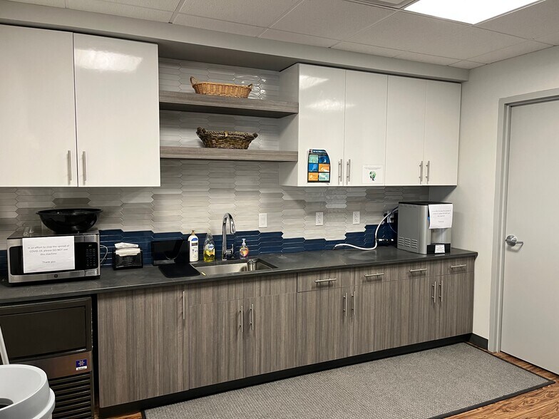 More Photos Of 3155 W Big Beaver Rd, Troy Office For Sale