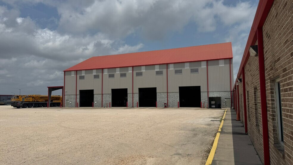 More Photos Of 6327 Thompson Rd, Baytown Truck Terminal For Lease