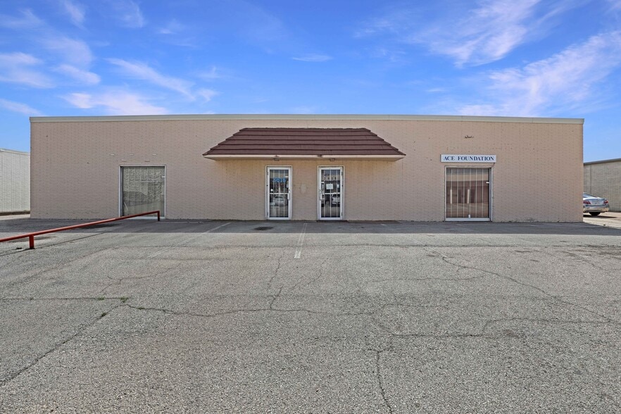 More Photos Of 3616-3618 Dividend Dr, Garland Manufacturing For Sale