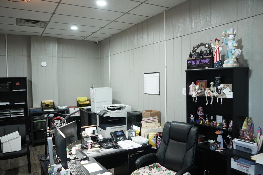 More Photos Of 215 N Main Ave, Big Lake Flex For Sale