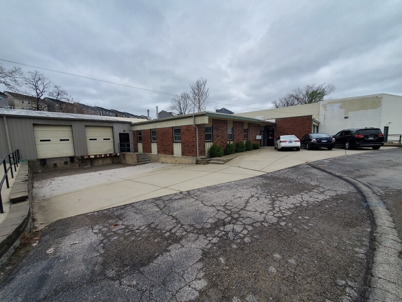 More Photos Of 9380 Watson Industrial Park, Crestwood Warehouse For Lease