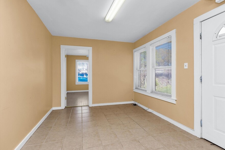 More Photos Of 207 W Montgomery St, Willis Office For Lease