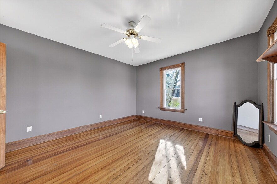 More Photos Of 1011 Market St, Hermann General Retail For Sale