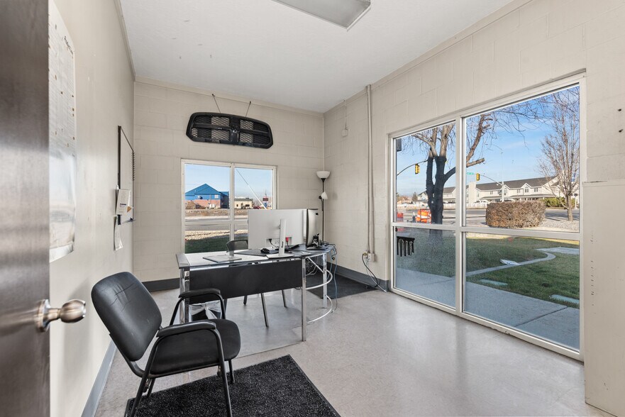 More Photos Of 1299 W State Rd, Pleasant Grove Veterinarian Kennel For Sale