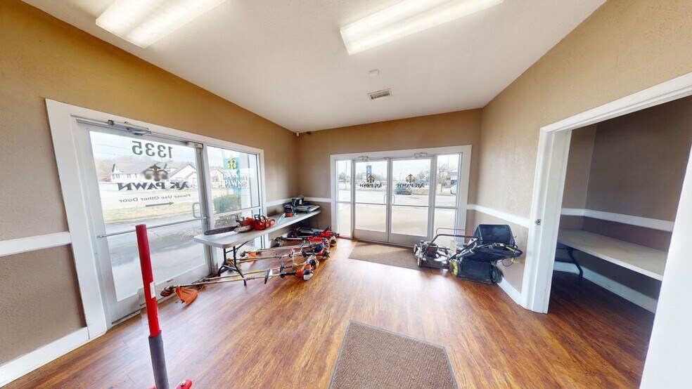 More Photos Of 1335 W Andrew Johnson Hwy, Morristown Flex For Sale