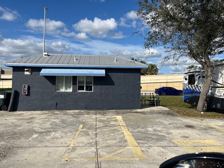 Primary Photo Of 15251 Convenience Way, Fort Myers Carwash For Lease