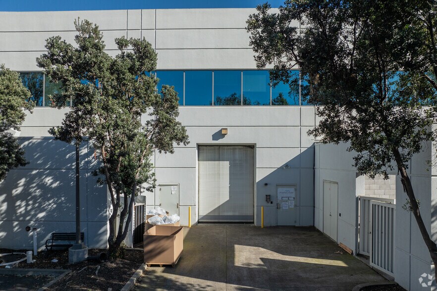 More Photos Of 225 Gateway Blvd, South San Francisco Research And Development For Lease
