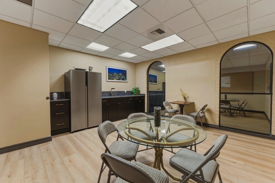 More Photos Of 2114 S Hill St, Los Angeles Office For Sale
