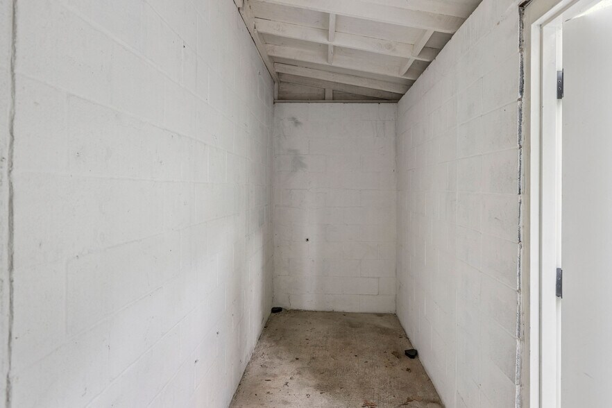 More Photos Of 102 N Rogers St, Aberdeen Restaurant For Lease