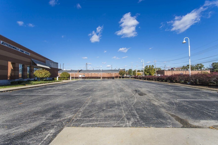 More Photos Of 900 Spring St, Jeffersonville Medical For Lease