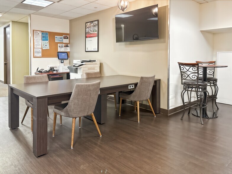 More Photos Of 1600 Golf Rd, Rolling Meadows Coworking Space