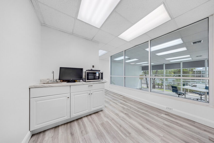 More Photos Of 8009 NW 29th St, Doral Warehouse For Sale