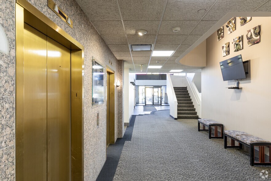 More Photos Of 7175 W Jefferson Ave, Lakewood Office For Lease