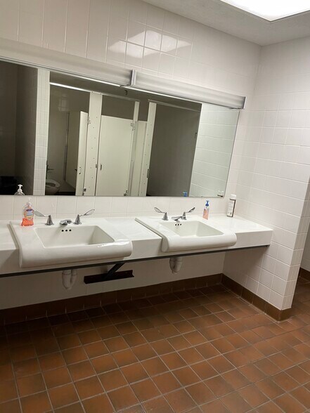 More Photos Of 1701 Colonial Dr, Thomasville Office For Lease