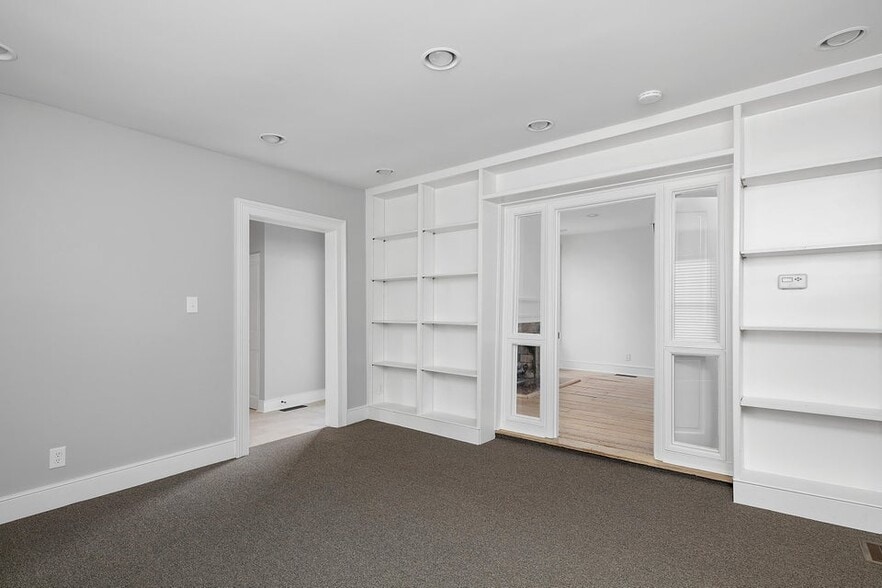 More Photos Of 640-642 W Main St, Lexington Office For Lease