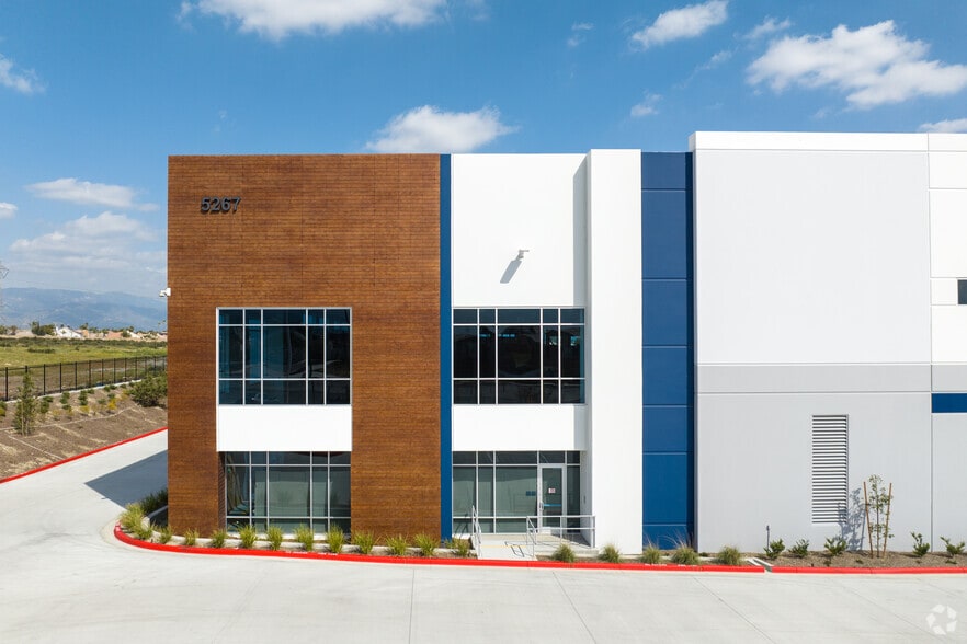 More Photos Of 5267 Sierra Ave, Fontana Distribution For Lease