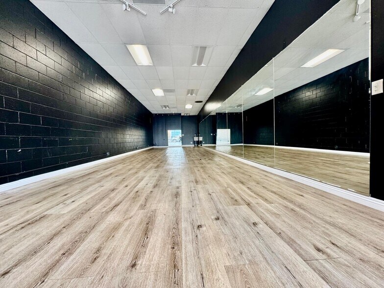 More Photos Of 5520-5530 Santa Monica Blvd, Los Angeles Unknown For Lease