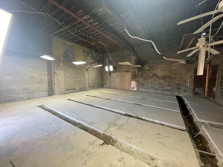 More Photos Of 456 E 14 Mile Rd, Madison Heights Freestanding For Lease