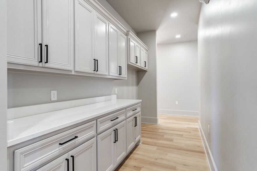 More Photos Of 1420 N Slide Rd, Lubbock Unknown For Lease