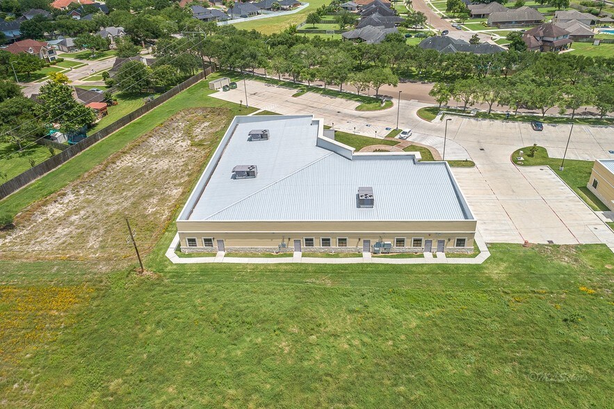 More Photos Of 106 Springwood Dr, Victoria Medical For Sale