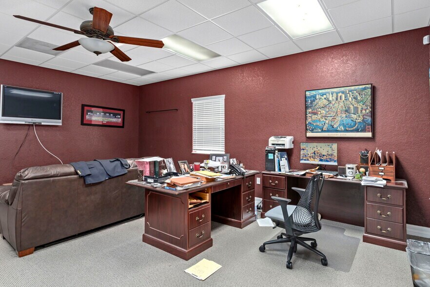 More Photos Of 8352 Forest Oaks Blvd, Spring Hill Office For Sale