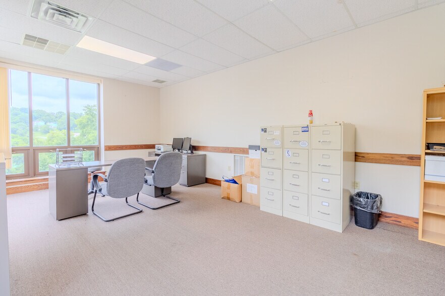 More Photos Of 5 B W Industrial, Washington Warehouse For Lease
