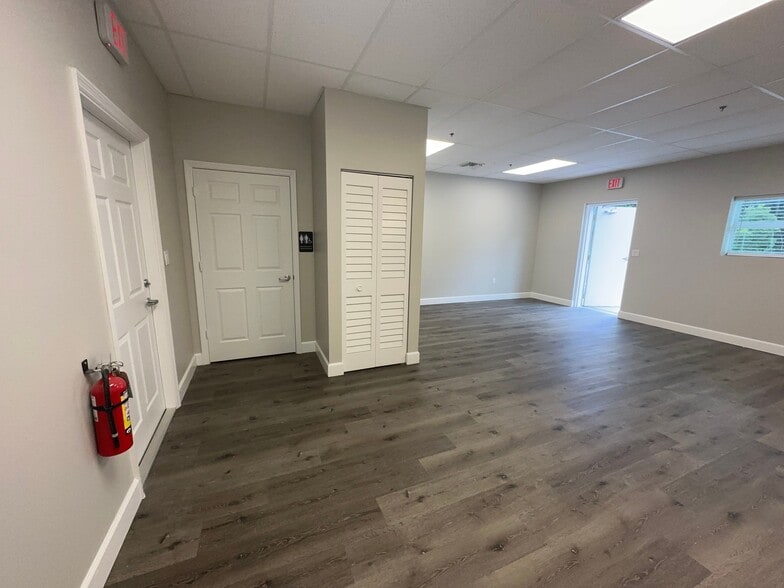 More Photos Of 3801-3815 Oleander Ave, Fort Pierce Warehouse For Lease