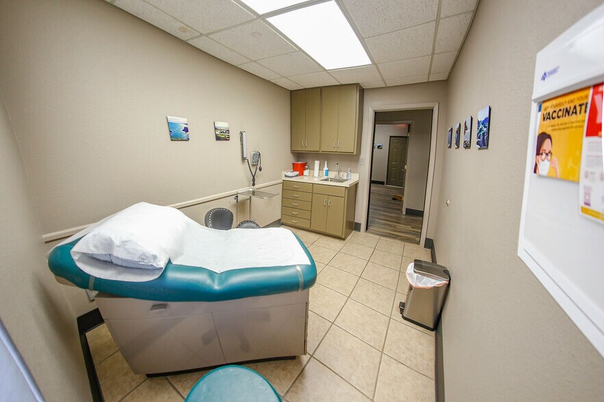 More Photos Of 4550 Lamar Ave, Paris Rehabilitation Center For Lease