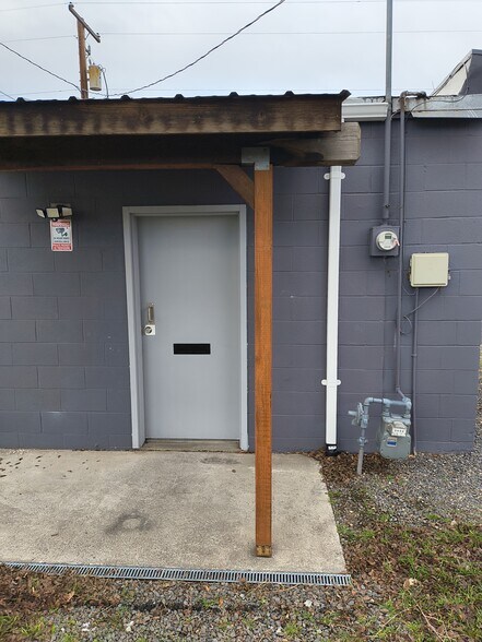 More Photos Of 15 NE 7th St, Madras Office For Sale