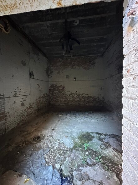 More Photos Of 512 E 47th St, Chicago Storefront Retail Office For Sale