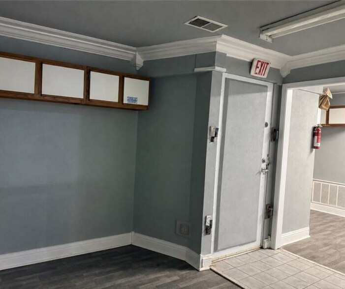 More Photos Of 208 SE Avenue 2 Ave, Atkins Office For Sale
