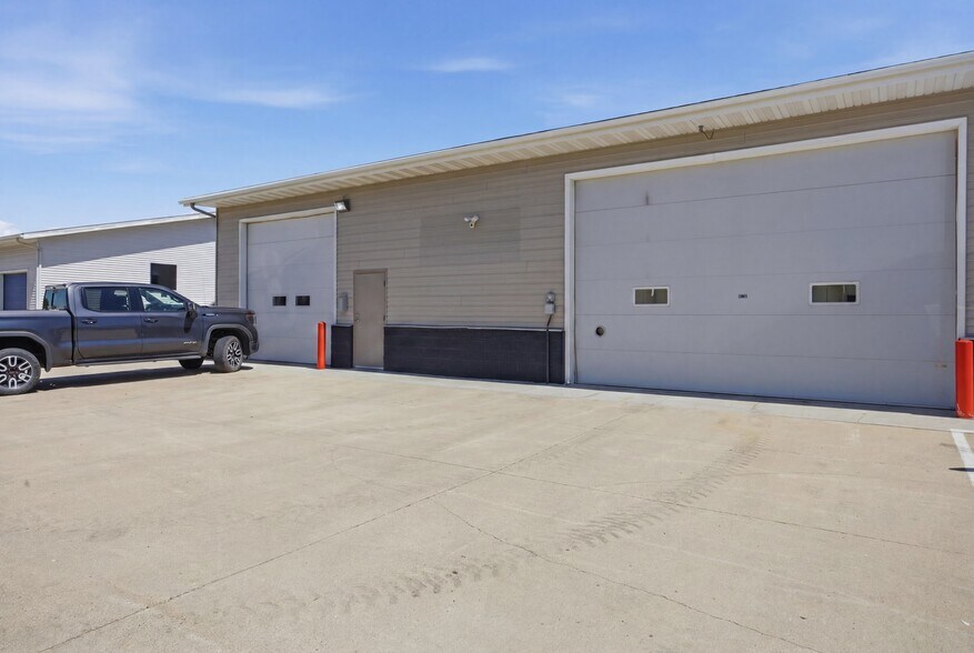More Photos Of 2942 S Fiechtnet Dr, Fargo Warehouse For Sale