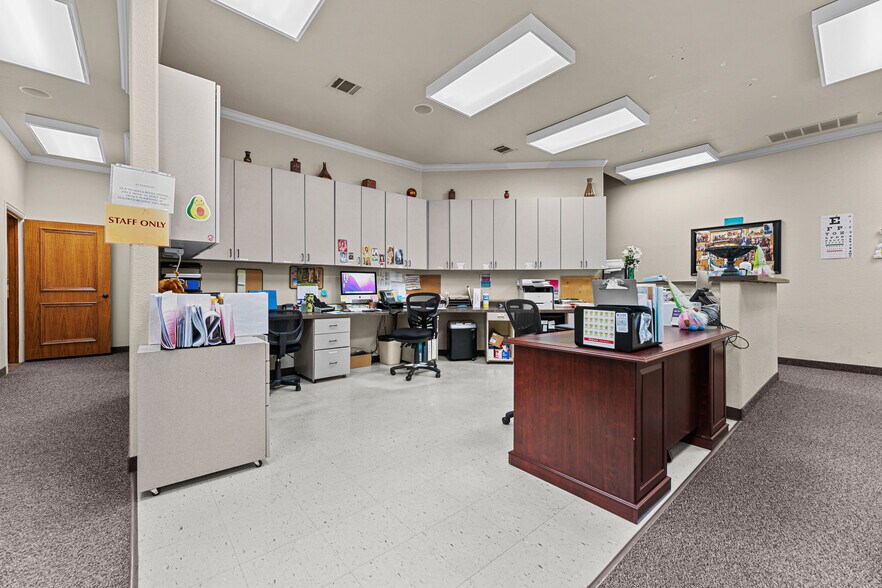 More Photos Of 1115 Kinwest Pky, Irving Medical For Lease