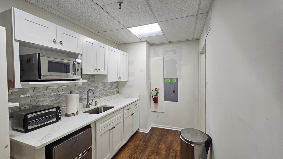 More Photos Of 152 Himmelien Rd, Medford Office For Sale