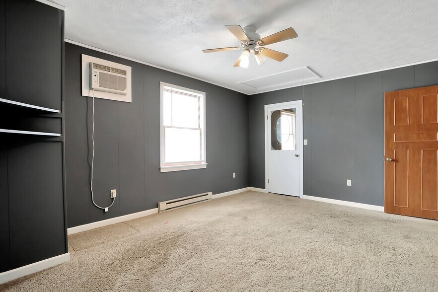 More Photos Of 9604 S Congress St, New Market Office For Sale