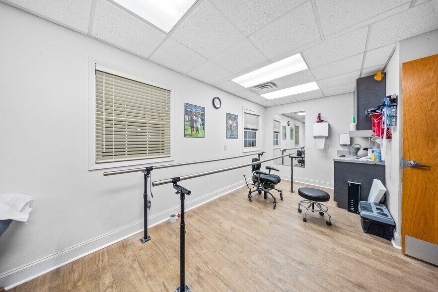 More Photos Of 1901 Winchester Ave, Ashland Office For Sale